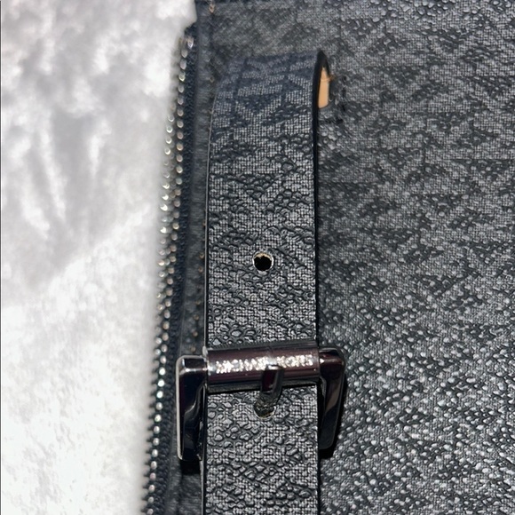 MICHAEL Michael Kors Black Crossbody Bag with Sleek Design - Picture 4 of 8